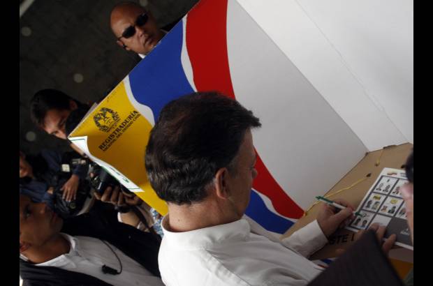 Colprensa - Juan Manuel Santos votó en familia.