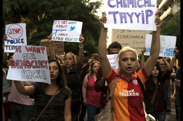 AP - Los manifestantes gritan consignas durante una manifestación frente al consulado turco.