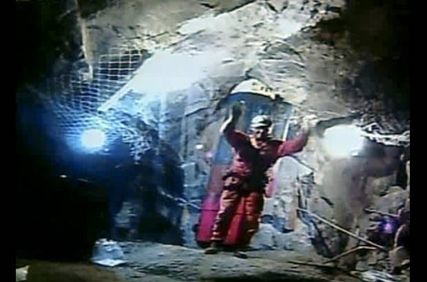 AP - El rescatista Manuel González fue la última persona en abandonar la mina San José.