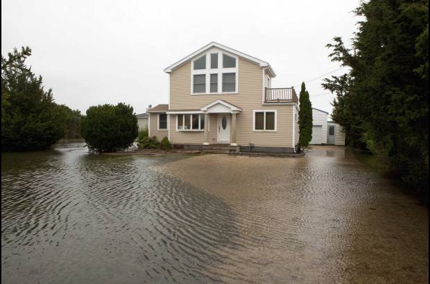 Reuters - Miles de personas tuvieron que ser evacuadas por el Servicio de Bomberos ante la llegada de Irene.