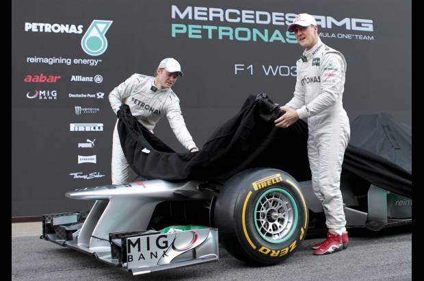 Reuters - El W03 es un monoplaza de estilo futurista, finas l&#237;neas y morro afilado, que combina el color plateado (del equipo) y el verde (de Petronas, su patrocinador principal).