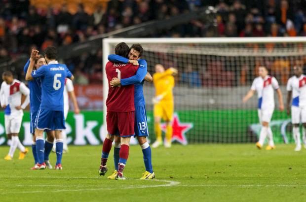 REUTERS - Como un triunfo celebr&#243; el empate a un gol el portero Buffon el duelo de selecciones subcampeonas. Italia de la Eurocopa y Holanda del Mundial.