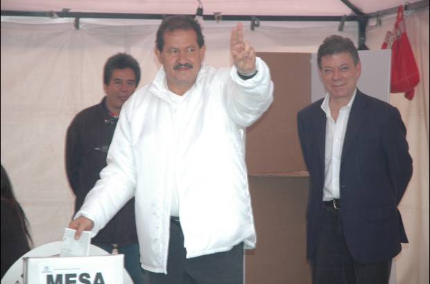 Cristian Castillo-Colprensa - El candidato vicepresidencial por el partido de la U, Angelino Garzón, ejerció el derecho al voto este domingo, acompañado de su formula a la presidencia, Juan Manuel Santos.