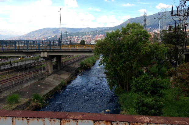 Juan Esteban V&#225;squez - El color azul del r&#237;o no pas&#243; desapercibido entre los transe&#250;ntes de los puentes de las estaciones del Metro.