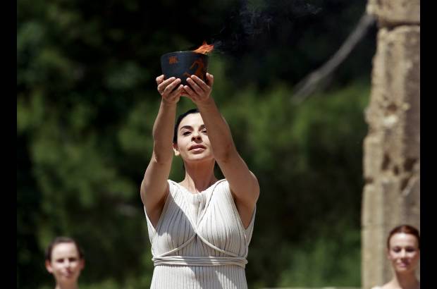 Foto Reuters - La antorcha para los Juegos Ol&#237;mpicos de Londres 2012 fue encendida por los rayos del sol este jueves 10 de mayo, en la antigua Olimpia, dando inicio a un relevo que culminar&#225; el 27 de julio con el encendido del pebetero en el estadio ol&#237;mpico de la capital brit&#225;nica en la ceremonia inaugural.