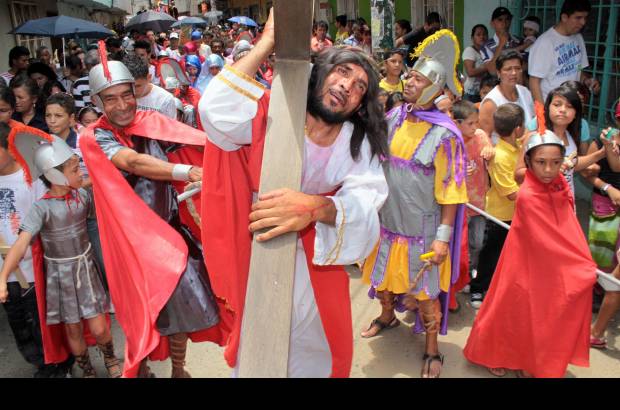 Manuel Saldarriaga - Multitudinario fue el viacrucis en el barrio Moravia de Medellín, donde se representó la pasión de Cristo.