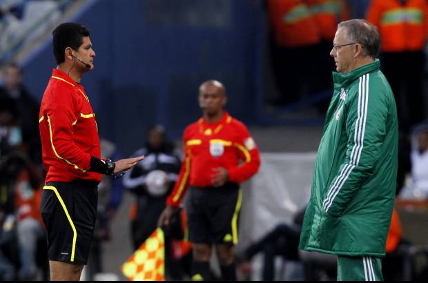 AP - Ruiz expulsó a un jugador de Nigeria y fue criticado por el técnico del cuadro africano, el sueco Lars Lagerback.