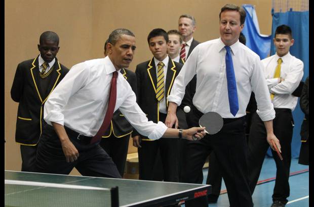 Reuters - El presidente Obama y el primer ministro ingl&#233;s, David Cameron jugaron una partida de tenis de mesa.