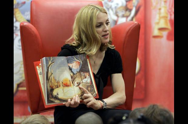 Foto AP - Lotsa de Casha es uno de los cuentos de Madonna. En la imagen en una sesi&#243;n de lectura en New York, el 7 de junio de 2005