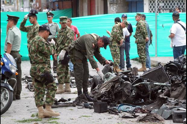 Colprensa - El presidente &#193;lvaro Uribe le pidi&#243; a la Fuerza P&#250;blica no bajar la guardia contra el terrorismo.