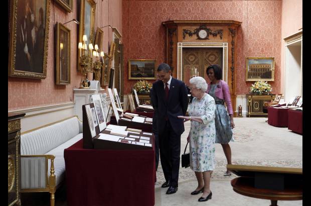 Reuters - Tras un almuerzo informal con la soberana, los Obama visitaron la colecci&#243;n de arte del palacio, donde tuvieron ocasi&#243;n de contemplar el diario personal del rey Jorge III en el que admit&#237;a que Am&#233;rica se ha perdido .