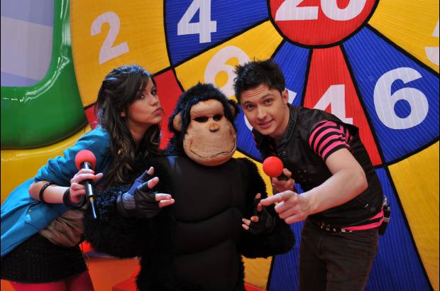Cortes&#237;a Canal Caracol - Caracol estrena programa juvenil. Se llama En sus marcas, listos, ya, basado en Tres, dos, uno, a ganar, un formato argentino. Estar&#225; al aire el 15 de octubre. En su primera temporada competir&#225;n 36 colegios por un viaje para 50 personas a Rep&#250;blica Dominicana o Panam&#225;. Linda Palma y Diego S&#225;enz conducir&#225;n el concurso, acompa&#241;ados por Martino, un simp&#225;tico monito.
