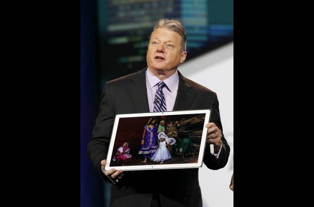 Reuters - El CEO de Panasonic, Joe Taylor, reveló su tableta.