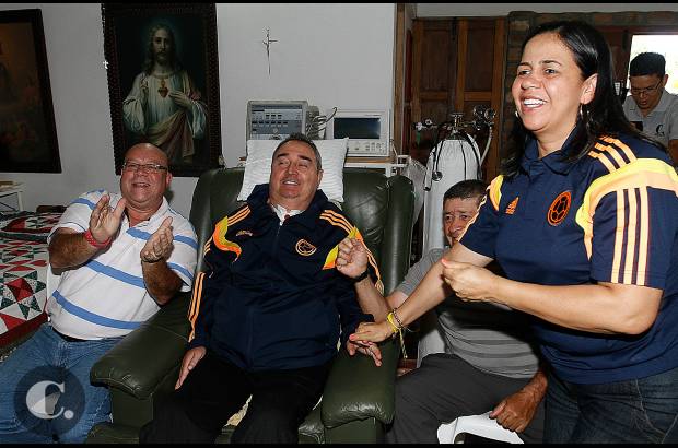 DONALDO ZULUAGA - El Colombiano vivi&#243; las emociones del partido entre Colombia y Grecia con el profesor Luis Fernando Montoya y su familia.