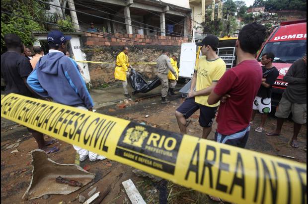 AP - De acuerdo con el Cuerpo de Bomberos, además de Niteroi, con 53 muertos, y de Río de Janeiro, con 37 víctimas, las ciudades más afectadas fueron Sao Gonzalo (9), Nilópolis (1), Petrópolis (1) y Paracambi (1).