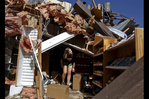 Reuters - Poderosas tormentas que generaron tornados azotaron el Oeste Medio de Estados Unidos. Por lo menos seis personas han muerto en Illinois, tres m&#225;s en Missouri.