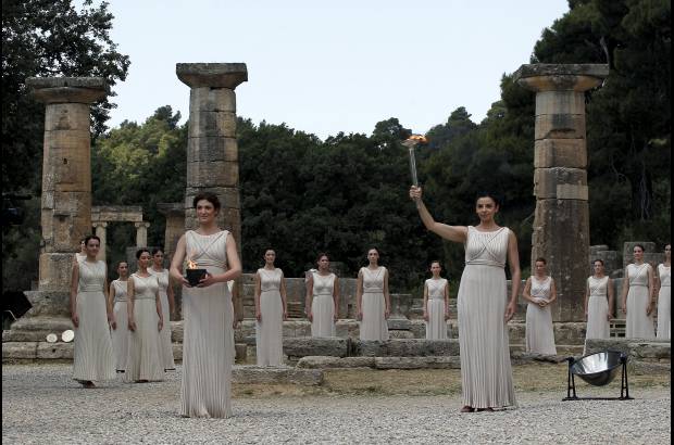 Foto Reuters - Despu&#233;s de la tradicional danza de las ninfas y la ceremonia marcial, sin armas, de los hombres, la gran sacerdotisa entreg&#243; la antorcha a su primer portador, el campe&#243;n ol&#237;mpico de nataci&#243;n en mar Spyros Yanniotis, qui&#233;n despu&#233;s la ofreci&#243; al joven boxeador Alexandro Lukos, un brit&#225;nico de origen griego de 19 a&#241;os.