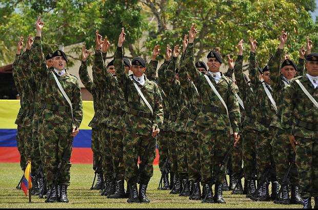 Cortesía Presidencia - Al acto asistió el mandatario Juan Manuel Santos, quien felicitó a los nuevos soldados de la patria, entre ellos su hijo menor Esteban.