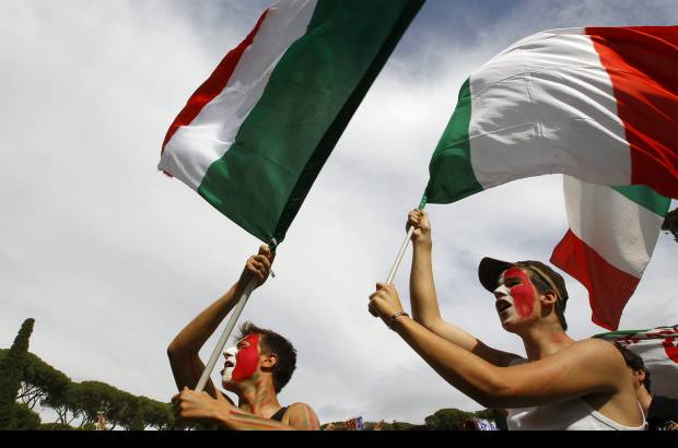 Reuters - Los hinchas italianos hicieron fuerza desde Roma, pero no fue suficiente y su selección solo alcanzó un empate.