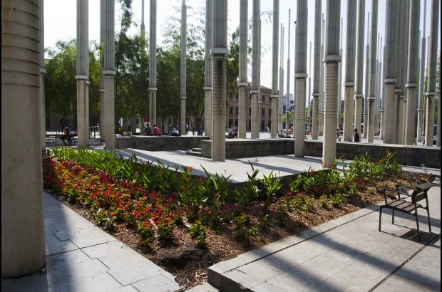 FOTO EL COLOMBIANO - En pleno centro de Medell&#237;n, frente al Centro Administrativo La Alpujarra, se levantan 300 enormes postes luminosos, 2.100 reflectores y 170 l&#225;mparas de piso que convierten al Parque de las luces en un moderno espacio p&#250;blico. La renovaci&#243;n de la Plaza de Cisneros se inaugur&#243; en el a&#241;o 2005.