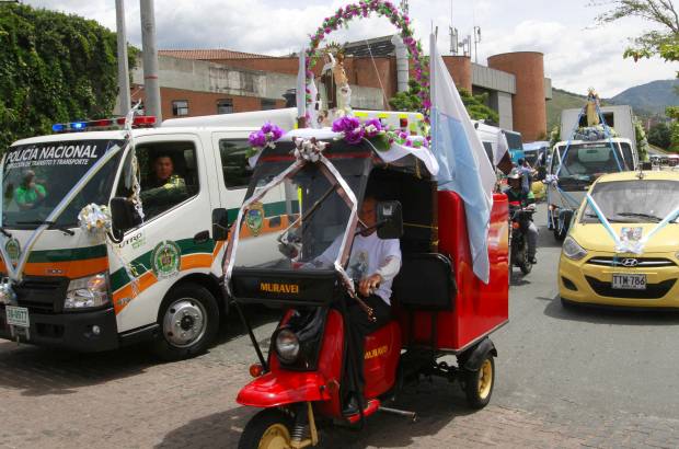 FOTO RÓBINSON SÁENZ - Como cada 16 de julio, Día de la Virgen del Carmen, conductores desfilaron con su patrona por varios puntos de Medellín. Decenas de vehículos, como buses, carros y motos, circularon entre las terminales del Sur y del Norte de la ciudad.