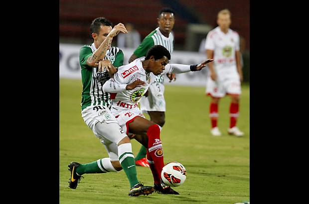 Julio César Herrera - En un partido que inició enredado, el volante frotó la lámpara y de sus pies llegó la claridad para el verde.
