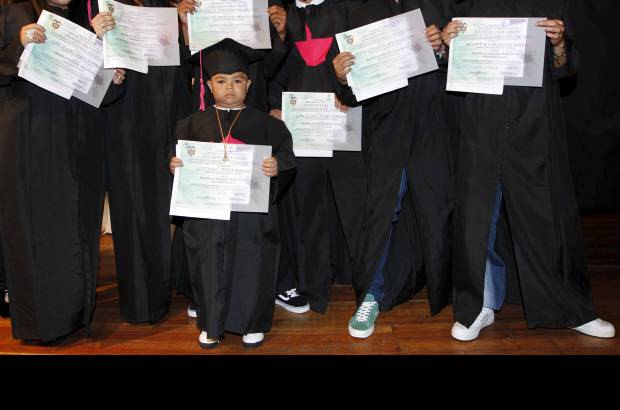 Foto Hernán Vanegas - El joven, de 19 años, exhibió con orgullo el diploma, un título logrado con lucha y sacrificio.