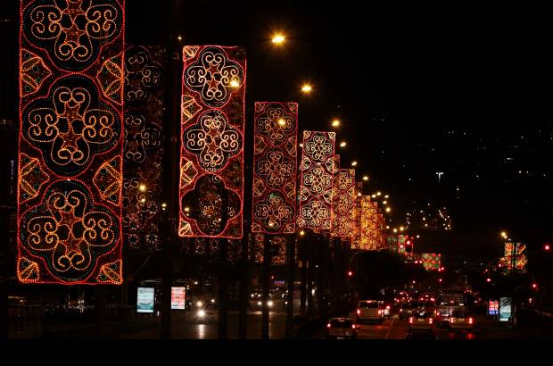 Jaime P&#233;rez - El alumbrado navide&#241;o de Medell&#237;n, con sus 16 millones de bombillas, es un espect&#225;culo multicolor. As&#237; luce la calle San Juan.