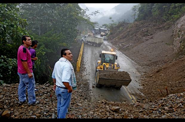 Julio C&#233;sar Herrera Echeverri - En el sitio trabaja maquinaria de Devimed, con el fin de desbloquear la carretera lo m&#225;s pronto posible. Sin embargo, la situaci&#243;n es compleja por la constante ca&#237;da de piedras.