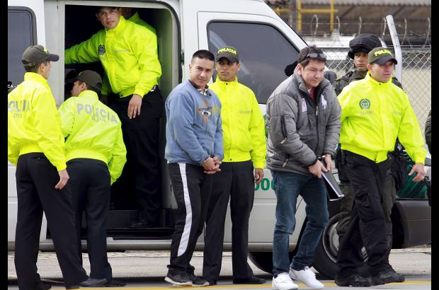 Colprensa - En un avión de la DEA fue traslado a Estados Unidos, este jueves por la mañana, Camilo Torres Martínez, alias "Fritanga", junto a otras seis personas para que respondan ante una Corte Federal de La Florida por el delito de narcotráfico.