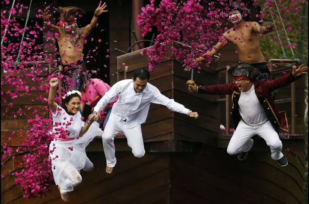 Reuters - Varias bodas se celebraron en la semana de San Valent&#237;n, aqu&#237; esta tem&#225;tica en donde el novio y la novia son perseguidos por hombres vestidos como piratas. Taillandia.