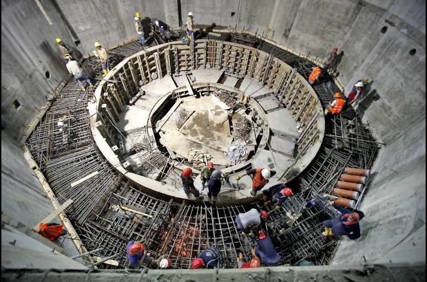 Julio C&#233;sar Herrera - A 250 metros de profundidad se construye la central con tres unidades de generaci&#243;n.
