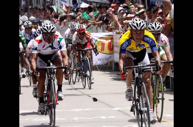 R&#243;binson S&#225;enz - El paisa Marlon P&#233;rez, con la camiseta amarilla de l&#237;der, es el l&#237;der de la competencia y este viernes fue segundo.