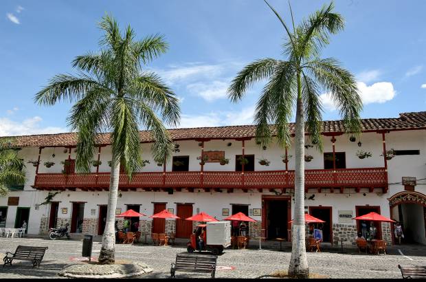 Cortes&#237;a de Antioquia Presente - En 1992 Antioquia Presente construy&#243; en Urrao 40 casas, una tienda, un parque infantil y huertas caseras, para personas afectadas por un terremoto.
