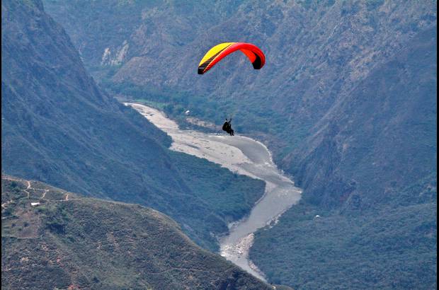 Henry Agudelo - Una de las emociones más fuertes se vive al sobrevolar el parque y el cañón en parapente.