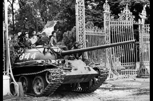 AP - Aquel 30 de abril de 1975, los carros de combate norvietnamitas, con el apoyo del Vietcong, tomaron el Palacio Presidencial mientras Estados Unidos culminaba la evacuaci&#243;n de su embajada y de los dirigentes del r&#233;gimen derrocado.