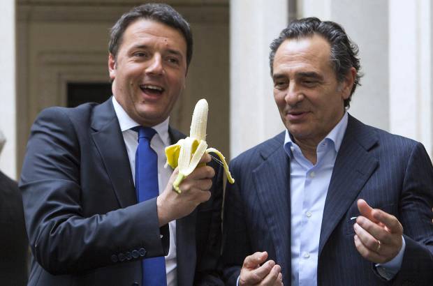 FOTOS AP - El primer ministro italiano, Matteo Renzi, y el seleccionador Cesare Prandelli comen pl&#225;tano en apoyo a Alves.