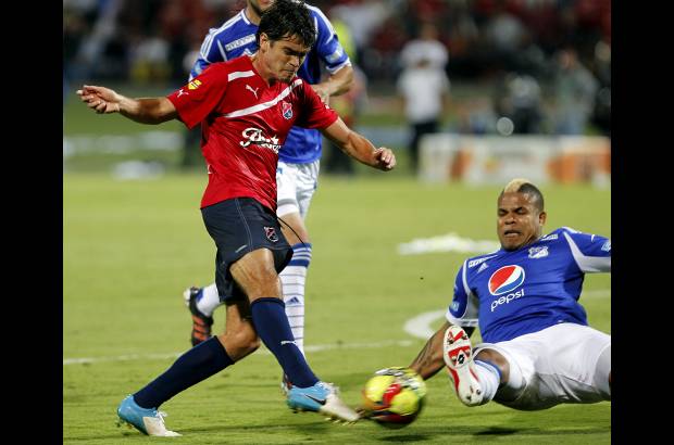Jaime P&#233;rez - Sebasti&#225;n Hern&#225;ndez intenta rematar, pero se cruza Rom&#225;n Torres.