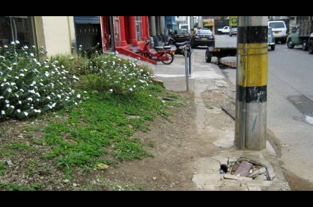 Cortes&#237;a Secretar&#237;a de Infraestructura - Este and&#233;n est&#225; totalmente deteriorado y adem&#225;s invadido, imposible para el paso del peat&#243;n. Direcci&#243;n: carrera 35, El Poblado.