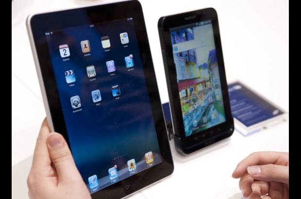 AP - Una comparación entre el iPad de Apple (izquierda) y la GalaxyTab de Samsung (derecha).