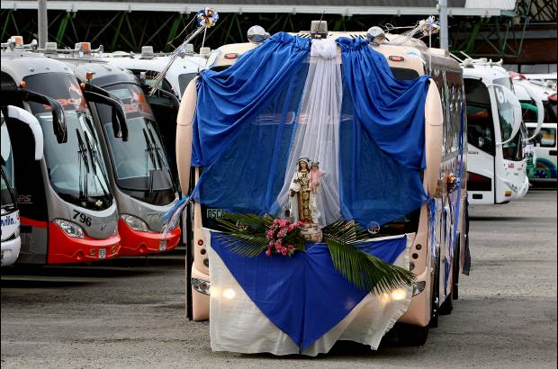 Juan Antonio S&#225;nchez - Los conductores decoran sus veh&#237;culos como tributo a la Virgen del Carmen.