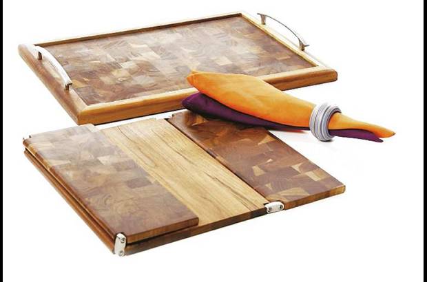 Distrihogar Tabla para quesos con pinchos - La madera llega de muchas formas: mesas livianas para desayunar sin salir de la cama, tablas para ofrecer quesos y bandejas e individuales en madera teca, resistentes a la humedad, se convierten en accesorios infaltables en la casa cuando se quiere sorprender al momento de servir.