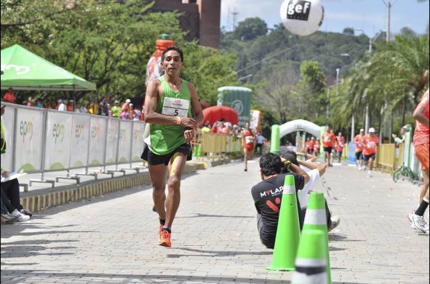 Esteban Jaramillo y Sebasti&#225;n Salazar - M&#225;s de 10 mil competidores se dieron cita en esta hist&#243;rica cita deportiva que se corr&#237;a en las modalidades de 5, 10, 21 y 42 kil&#243;metros.