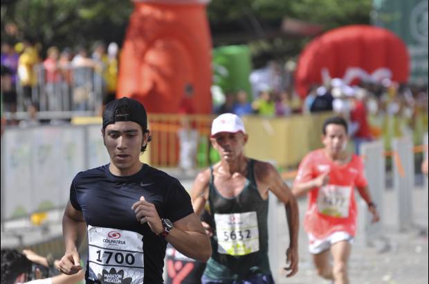Esteban Jaramillo y Sebasti&#225;n Salazar - M&#225;s de 10 mil competidores se dieron cita en esta hist&#243;rica cita deportiva que se corr&#237;a en las modalidades de 5, 10, 21 y 42 kil&#243;metros.