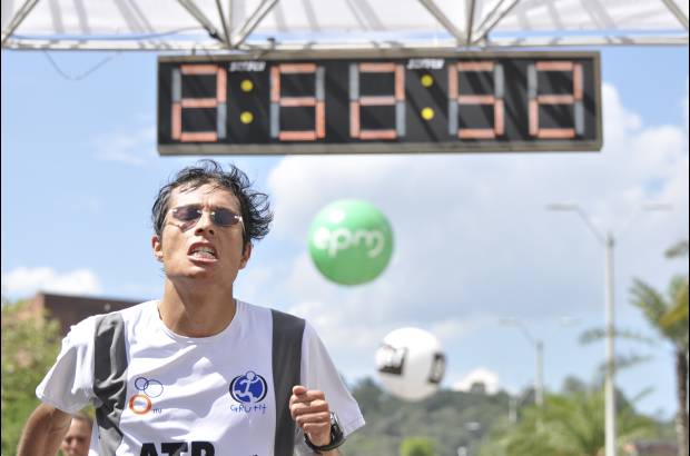 Esteban Jaramillo y Sebasti&#225;n Salazar - M&#225;s de 10 mil competidores se dieron cita en esta hist&#243;rica cita deportiva que se corr&#237;a en las modalidades de 5, 10, 21 y 42 kil&#243;metros.