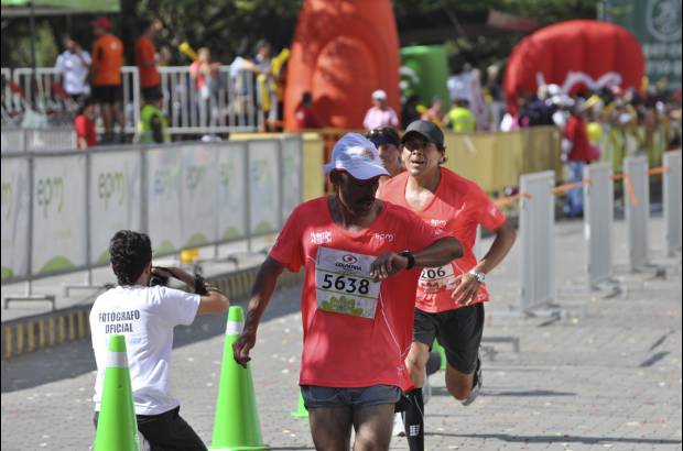 Esteban Jaramillo y Sebasti&#225;n Salazar - M&#225;s de 10 mil competidores se dieron cita en esta hist&#243;rica cita deportiva que se corr&#237;a en las modalidades de 5, 10, 21 y 42 kil&#243;metros.