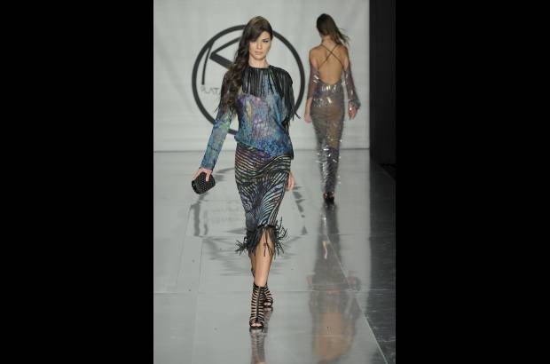 - Muchos estampados y un brillo desestructurado se vieron en la colección.