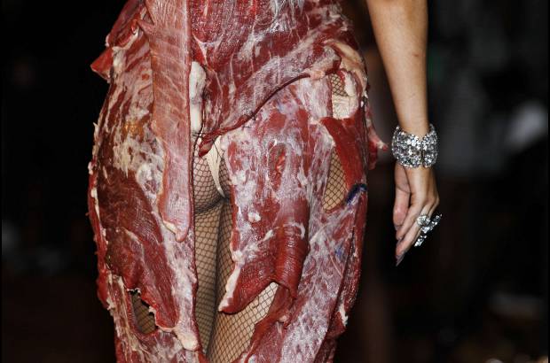 Reuters - Lady GaGa, luciendo su traje hecho, al parecer, de carne, posa en la sala de prensa después de ganar los ocho MTV Video Music Awards.