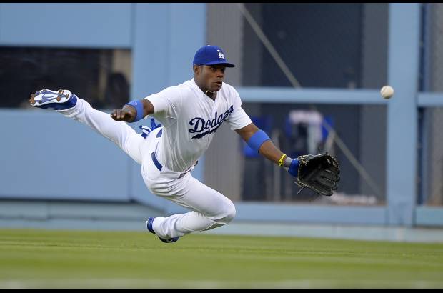 AP - El jardinero derecho de Los &#193;ngeles Dodgers Yasiel Puig trata de agarrar la pelota en pleno partido contra los Yankees de Nueva York.