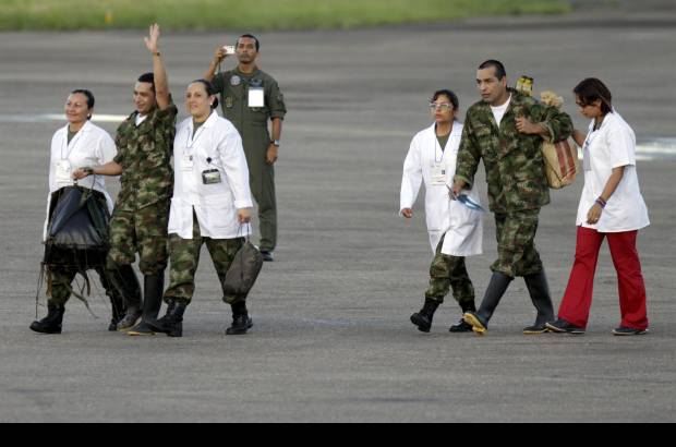 Raúl Palacios, enviado especial Colprensa - Los uniformados traían consigo los elementos que los acompañaron por más de 10 años de cautiverio.